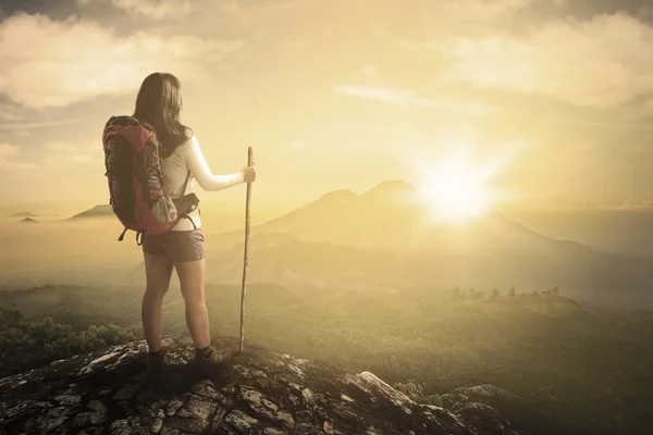 Vandrare på bergstoppen ser vyn dalen — Stockfoto