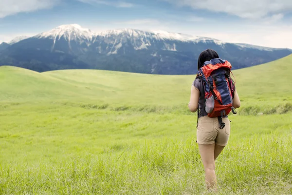 Escursionista a piedi verso la montagna — Foto Stock