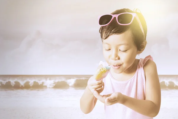 Kind hält ein geschmolzenes Eis in der Hand — Stockfoto