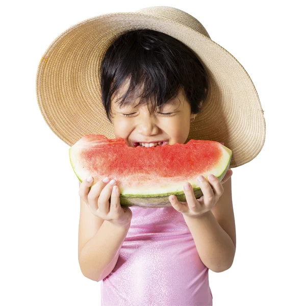 Härlig kid äta vattenmelon i studio — Stockfoto