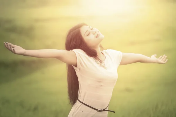 Прекрасна жінка дихає свіжим повітрям на полі — стокове фото