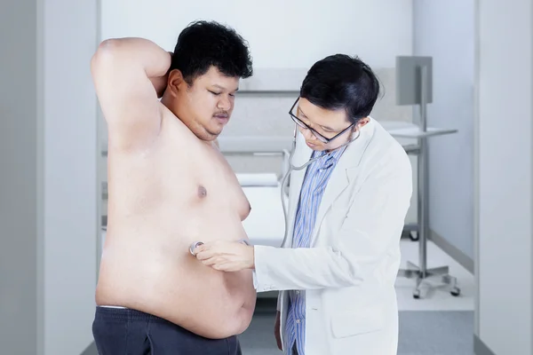 Sobrepeso hombre chequeo en el hospital —  Fotos de Stock