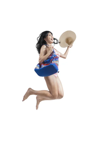 Красивая женщина прыгает с сумочкой — стоковое фото