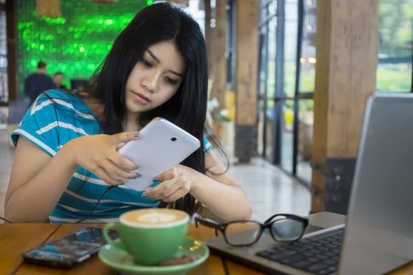 Mujer bonita mensajes de texto en la cafetería —  Fotos de Stock