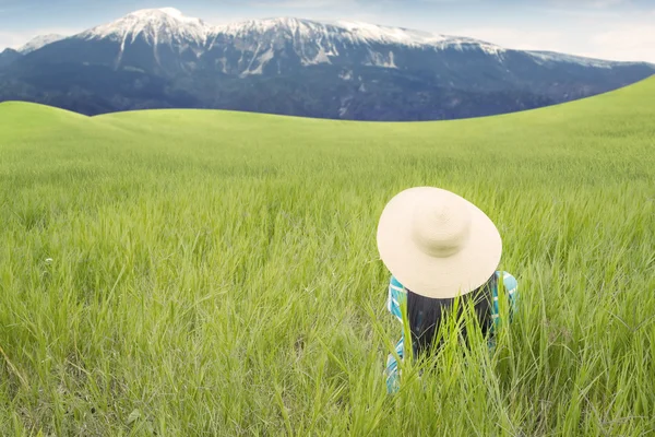 牧草地でリラックスした帽子の女 — ストック写真