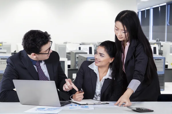 Jovem gerente conversando com seus trabalhadores — Fotografia de Stock