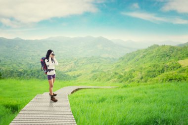 Backpacker alarak resim ahşap yolda