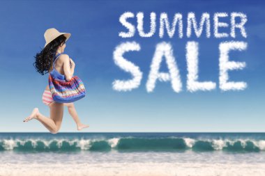 Turizm yaz satış ile kumsalda bulut