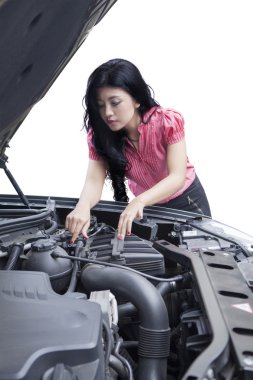 kırık bir araba ile kadın