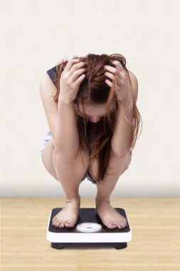 Endişeli kız ona ağırlık ölçmek