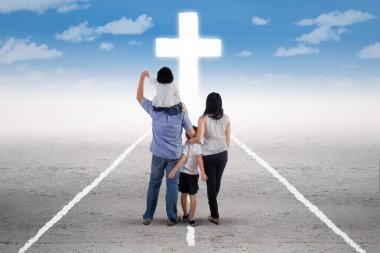 Genç aile izleyin bir haç üstünde belgili tanımlık yol