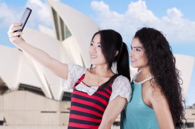 Opera House adlı bir selfie alarak genç kızlar