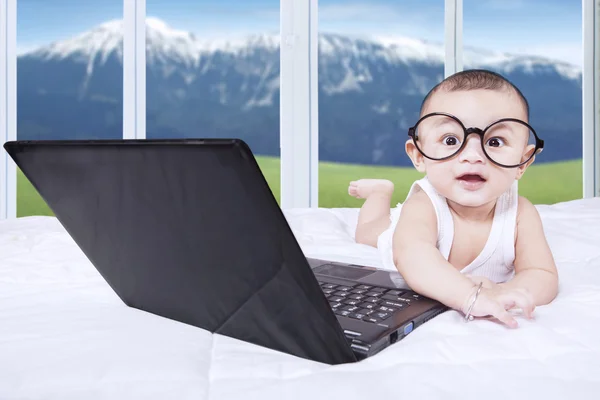 Adorabile bambino maschio con laptop — Foto Stock