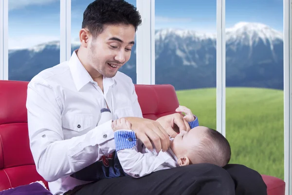 Attraente padre sostituire il suo bambino usura — Foto Stock