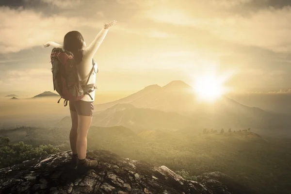 Backpacker enjoying freedom on mountain — Stock Photo, Image