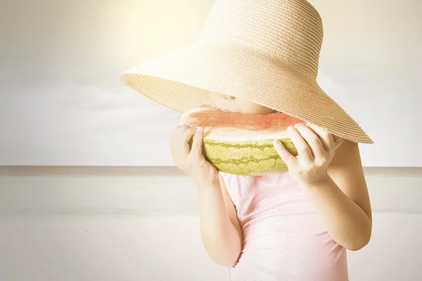 Nahaufnahme des Kindes genießen eine Wassermelone — Stockfoto