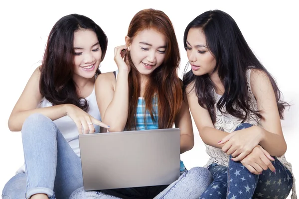 Estudante do ensino médio feminino com laptop em estúdio — Fotografia de Stock