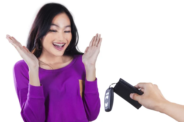 Menina feliz obter uma chave de carro novo — Fotografia de Stock