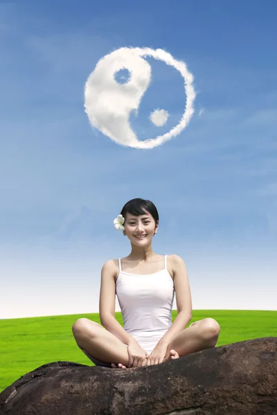 Ευτυχισμένος κορίτσι κάτω από ying yang σύννεφο εξωτερική — Φωτογραφία Αρχείου