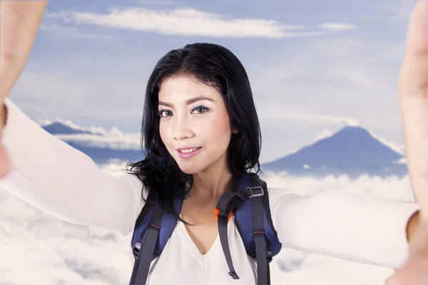 Hiker takes picture on the mountain peak — Stock Photo, Image