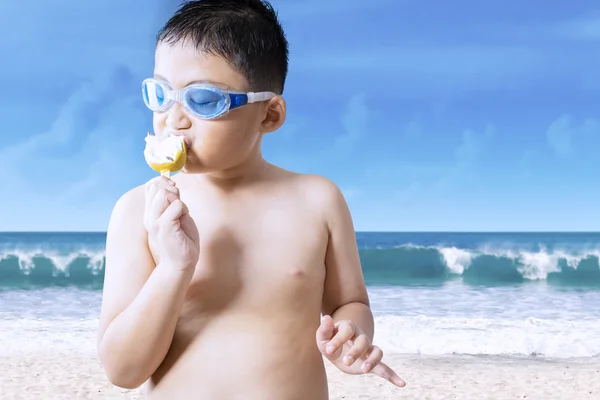 Menino desfrutando de um delicioso sorvete — Fotografia de Stock