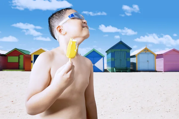 Little child with ice cream looking at sky — Stock Photo, Image