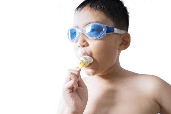 Maschio bambino godere di gelato in studio — Foto Stock