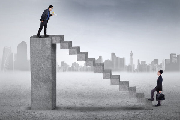 Менеджер звонит своему коллеге
