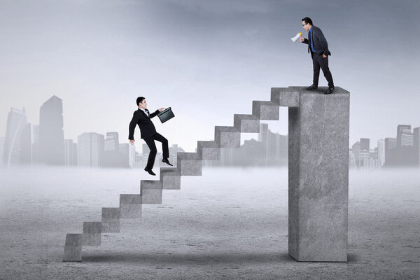 Менеджер-мужчина, командующий своим рабочим
