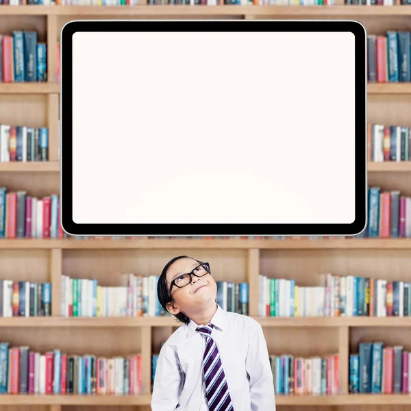 Étudiant mâle regardant vers le haut au tableau blanc — Photo