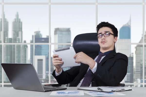 Gerente com tablet no local de trabalho — Fotografia de Stock