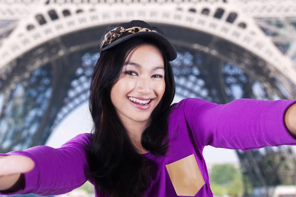 Modern lány, hogy selfie, az Eiffel-torony — Stock Fotó