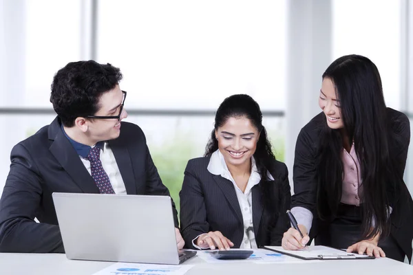 Empresarios multirraciales trabajan en la oficina —  Fotos de Stock