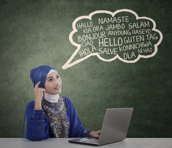 Muslim student learn multilanguage 1 — Stock Photo, Image