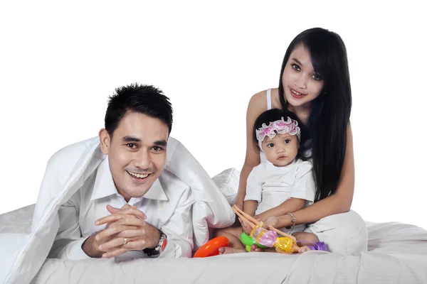 Retrato de familia alegre en la cama — Foto de Stock