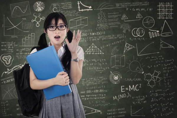 Retrato de uma estudante chocada — Fotografia de Stock