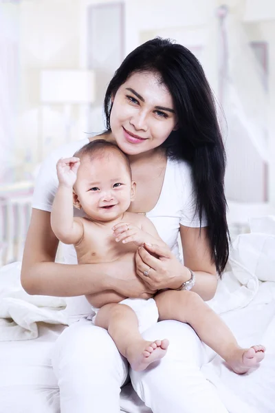 Retrato de la joven madre y su bebé —  Fotos de Stock