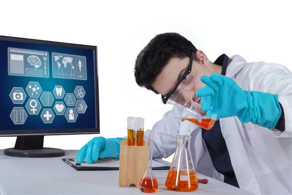 Scientist makes chemical reactions — Stock Photo, Image