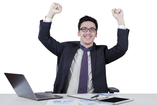 Üzletember mosolyogva ünnepelni győzelme — Stock Fotó