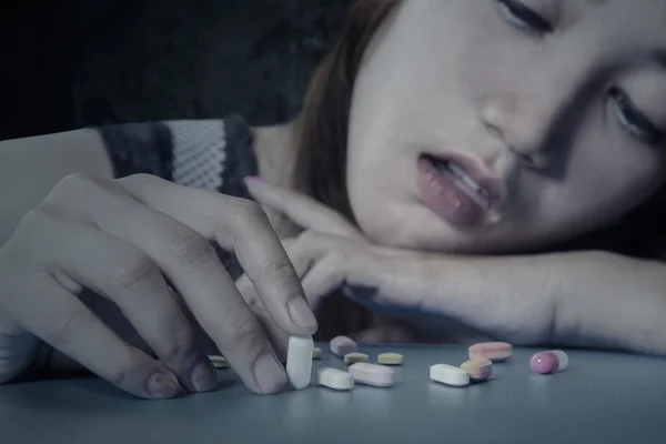 Adolescente viciado em drogas com medicina — Fotografia de Stock