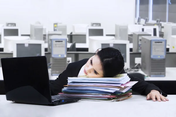 Femme d'affaires fatiguée se reposer sur les documents 1 — Photo