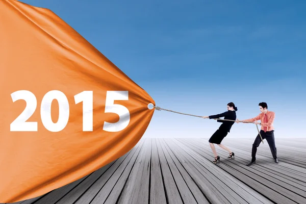 Due persone tirando il numero del 2015 — Foto Stock