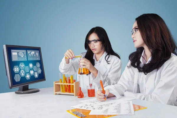 Dois cientistas trabalhando em laboratório — Fotografia de Stock