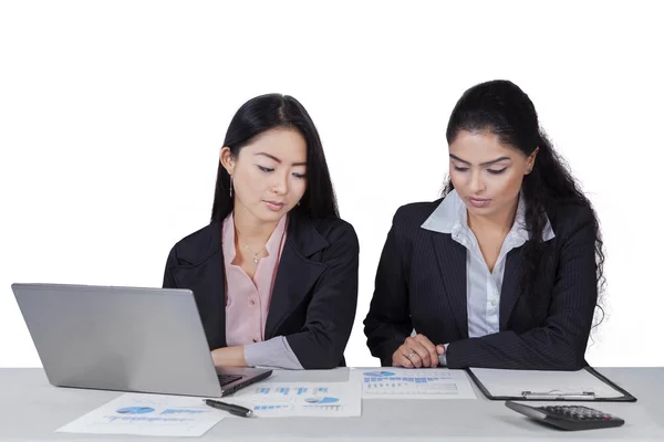 Två kvinnor som arbetar med dokument på skrivbord — Stockfoto