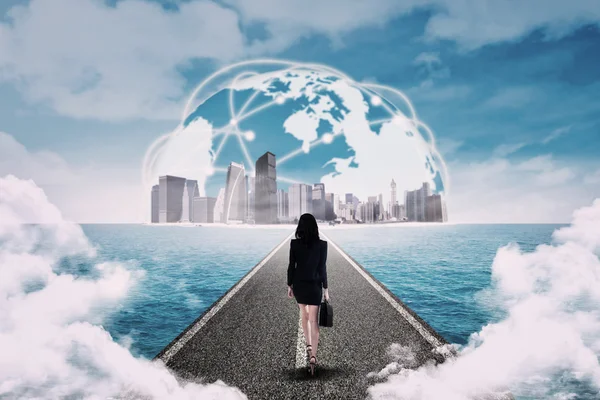 Mulher caminhando em direção ao negócio global — Fotografia de Stock