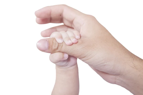 赤ちゃんの手が父の指を保持しています。 — ストック写真