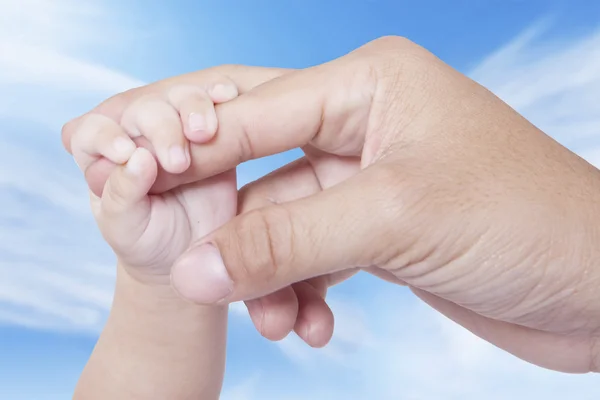 Дитяча рука хапає батька пальцем — стокове фото