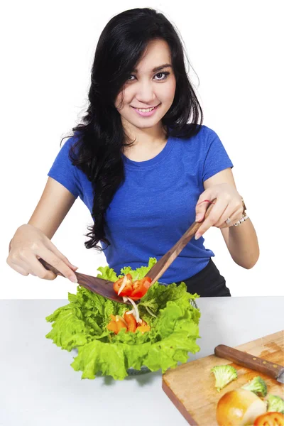 Hübsche Frau zeigt Salatzutaten — Stockfoto