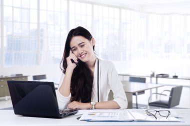 Ofiste cep telefonunda konuşmaya çalışan