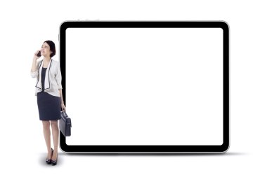 Kadın işçi ve boş Pano